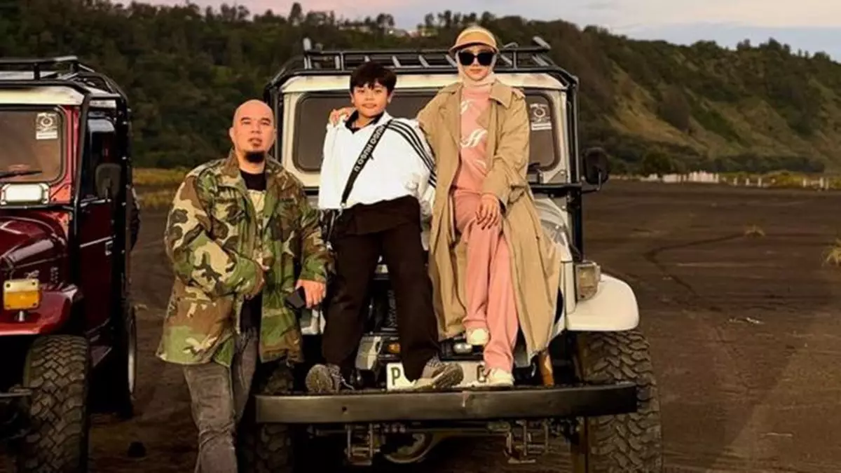 5 Gaya stylish Mulan Jameela saat liburan di Bromo, pakai outer dan topi senada