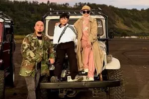 5 Gaya stylish Mulan Jameela saat liburan di Bromo, pakai outer dan topi senada