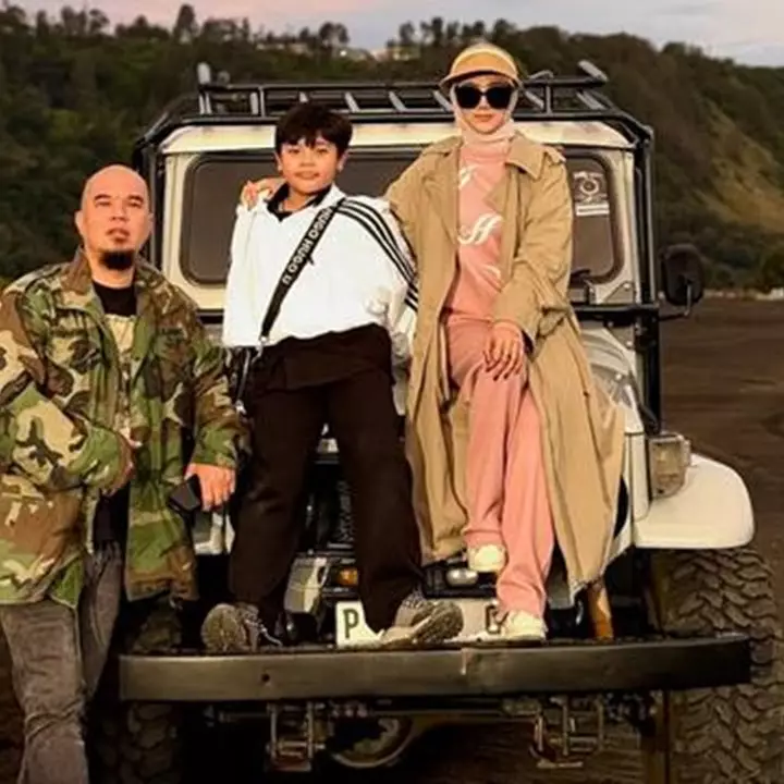 5 Gaya stylish Mulan Jameela saat liburan di Bromo, pakai outer dan topi senada