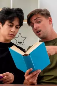 Keduanya sama-sama berhubungan dengan penyerapan bahasa asing, namun memiliki mekanisme yang berbeda.