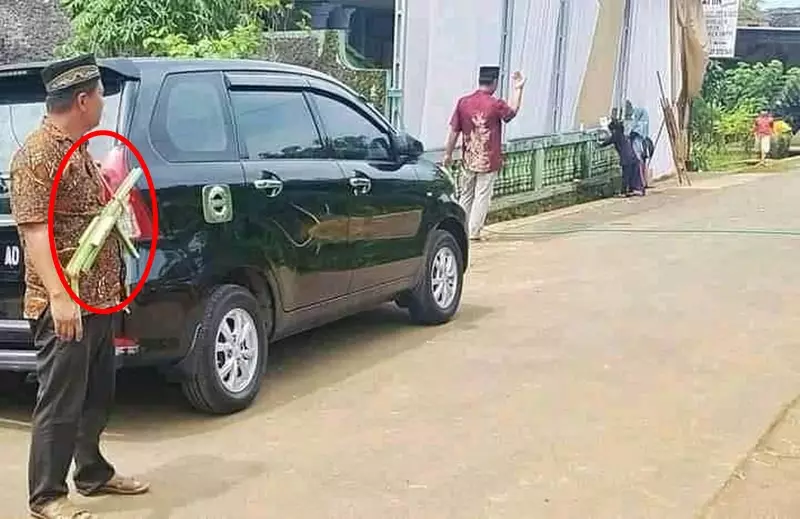 saku belakang celana © berbagai sumber saku belakang celana © berbagai sumber