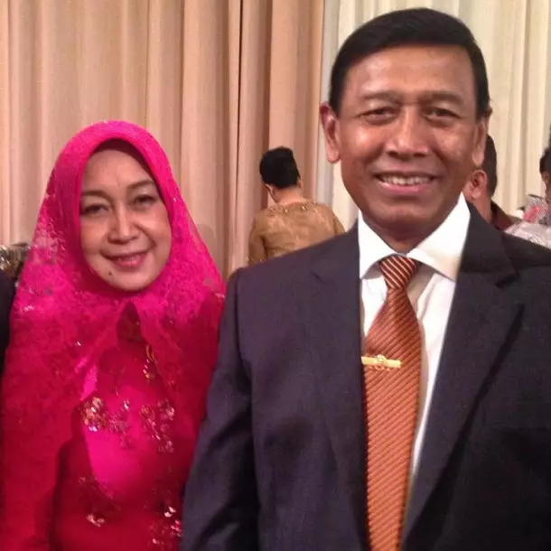 Istri Wiranto meninggal dunia, sang suami tak kuasa tahan tangis saat memakamkan, ungkap ikhlas