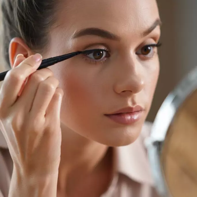 7 Rekomendasi eyeliner pen di bawah Rp30 ribu, warnanya super pigmented
