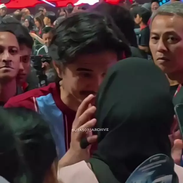 Jarang umbar kemesraan, 7 momen Duta Sheila On 7 cium istri usai menang Bahkan Voli ini bikin baper 