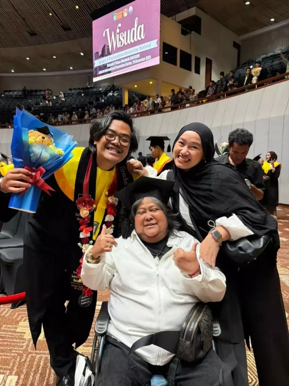 Momen wisuda anak Suti Karno © 2025 Instagram Momen wisuda anak Suti Karno © 2025 Instagram