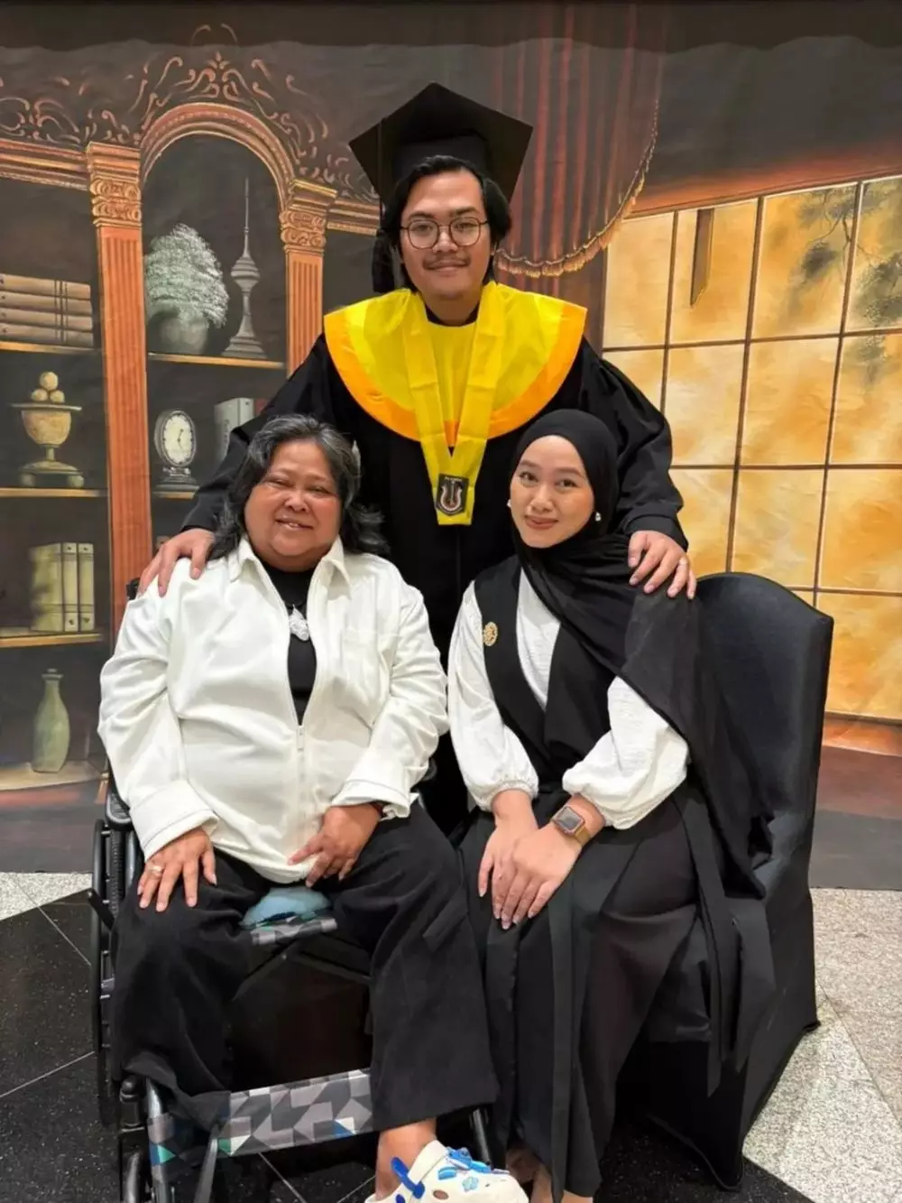 Momen wisuda anak Suti Karno © 2025 Instagram Momen wisuda anak Suti Karno © 2025 Instagram