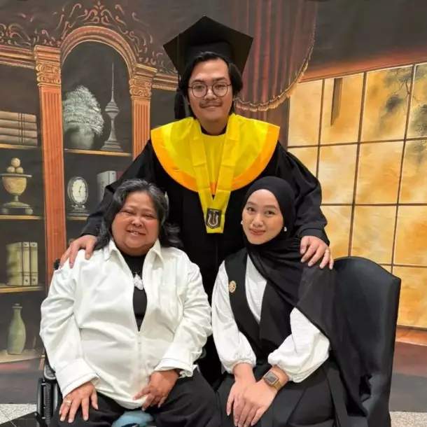 Sukses besarkan anak angkat, ini 9 momen bahagian Suti Karno hadiri wisuda sarjana putranya