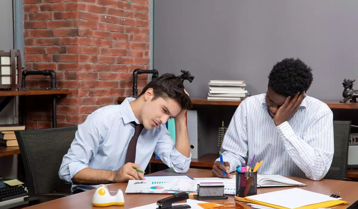 Apa itu job hugging? Pahami tren anak muda yang enggan pindah kerja meski tak nyaman