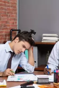 Fenomena ini menggambarkan orang yang memilih tetap di pekerjaan yang sama, meski sebenarnya nggak terlalu nyaman.