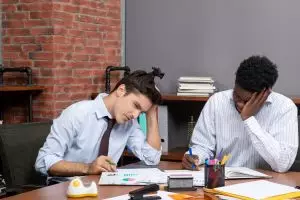 Apa itu job hugging? Pahami tren anak muda yang enggan pindah kerja meski tak nyaman