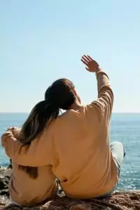 Dengan komunikasi yang hangat dan kata-kata yang menyentuh hati, hubungan akan terus tumbuh.