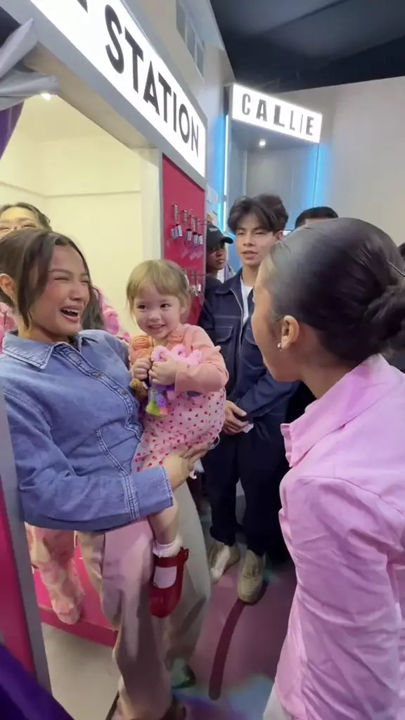 Kamari bertemu kembaran Jennifer Coppen © 2025 brilio.net Kamari bertemu kembaran Jennifer Coppen © 2025 brilio.net