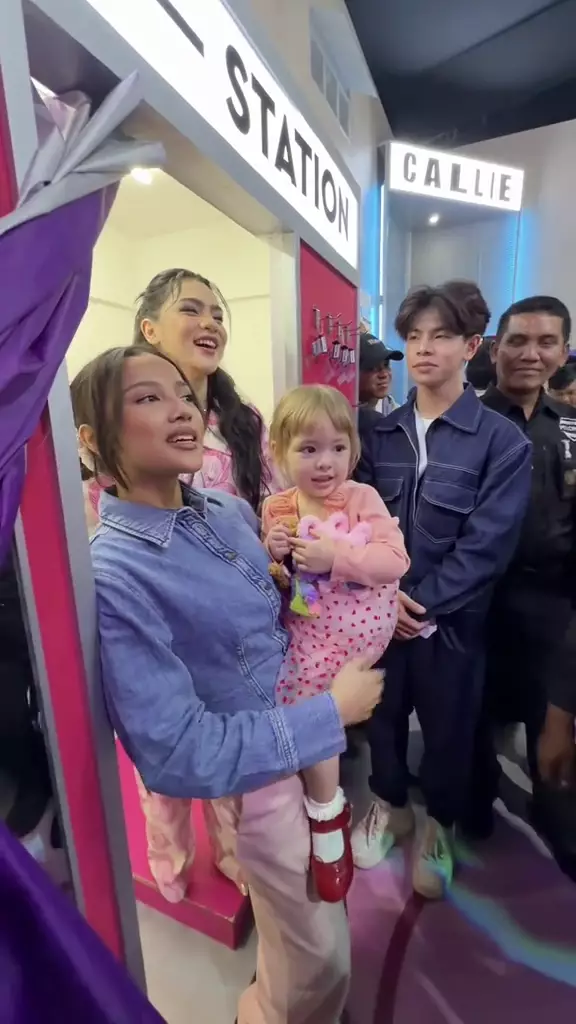 Kamari bertemu kembaran Jennifer Coppen © 2025 brilio.net Kamari bertemu kembaran Jennifer Coppen © 2025 brilio.net