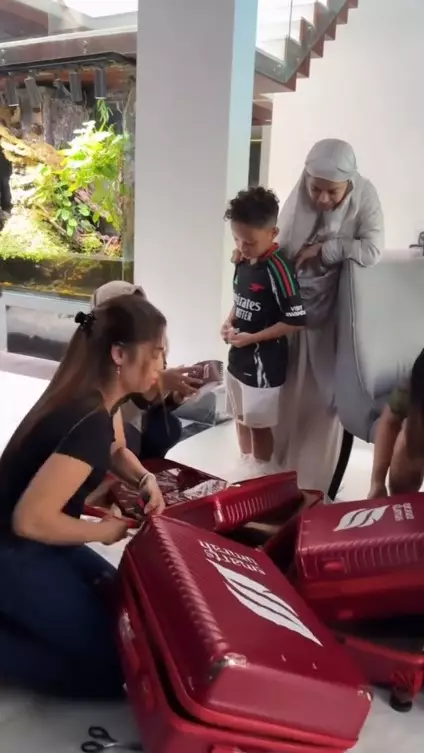 Rachel Vennya beri kejutan untuk asisten © TikTok Rachel Vennya beri kejutan untuk asisten © TikTok