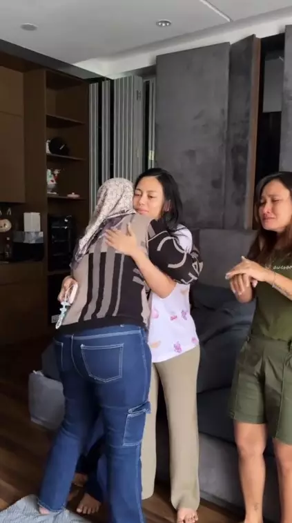 Rachel Vennya beri kejutan untuk asisten © TikTok Rachel Vennya beri kejutan untuk asisten © TikTok