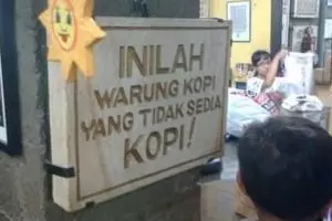 13 Tulisan nyeleneh di warung kopi yang bikin ngakak, bapak-bapak auto nyengir pas baca
