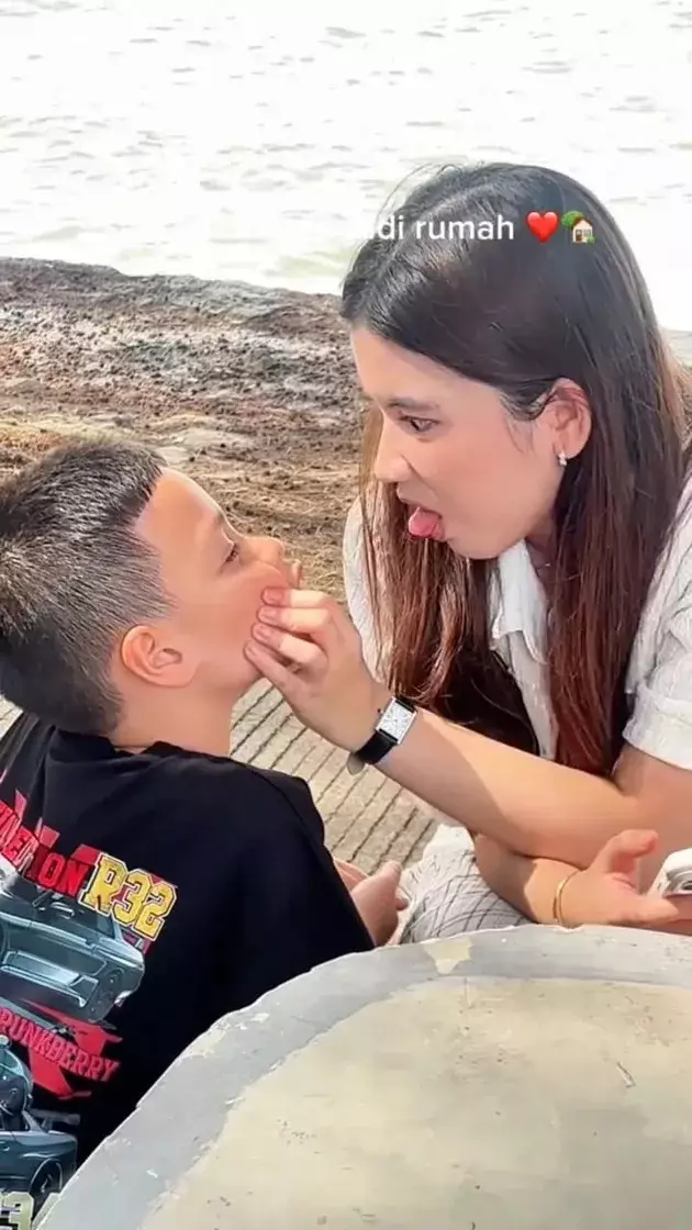 Potret kebersamaan Air Rumi dan Hassya Ramadhani © 2025 brilio.net Potret kebersamaan Air Rumi dan Hassya Ramadhani © 2025 brilio.net