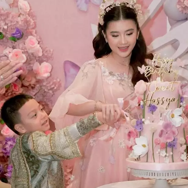 Senang punya kakak sambung, ini 9 potret Air Rumi nempel dengan Hassya Ramadhani, manja pol