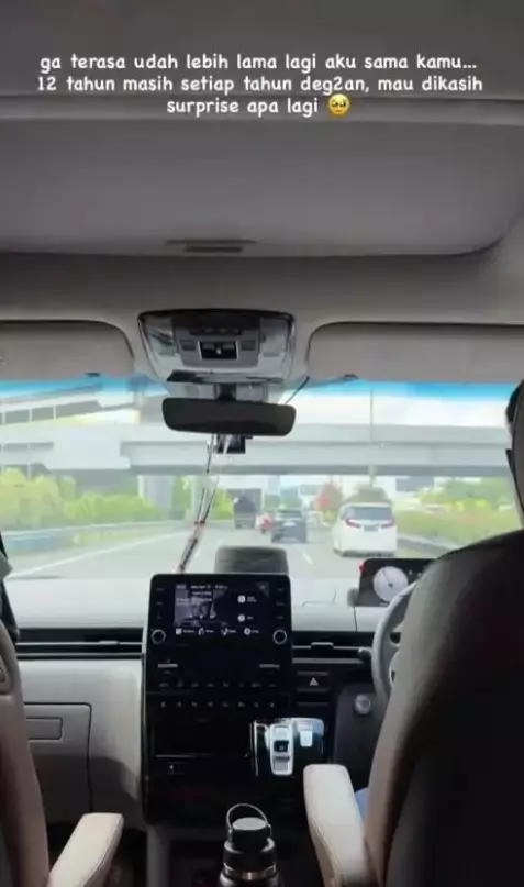 Poppy Bunga dapat kejutan ultah pernikahan © Instagram Poppy Bunga dapat kejutan ultah pernikahan © Instagram