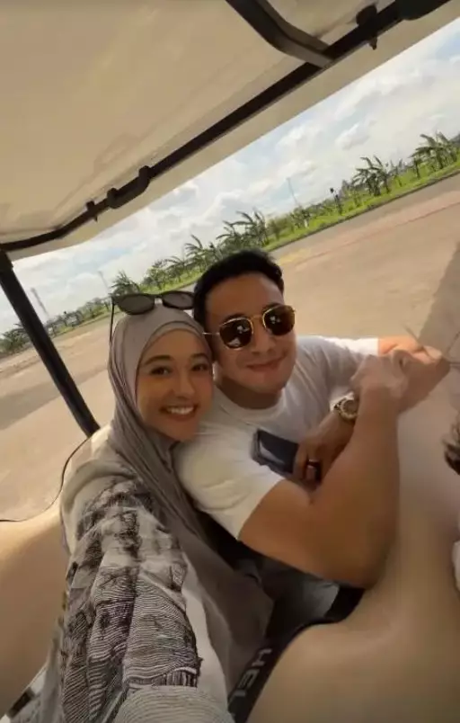 Poppy Bunga dapat kejutan ultah pernikahan © Instagram Poppy Bunga dapat kejutan ultah pernikahan © Instagram