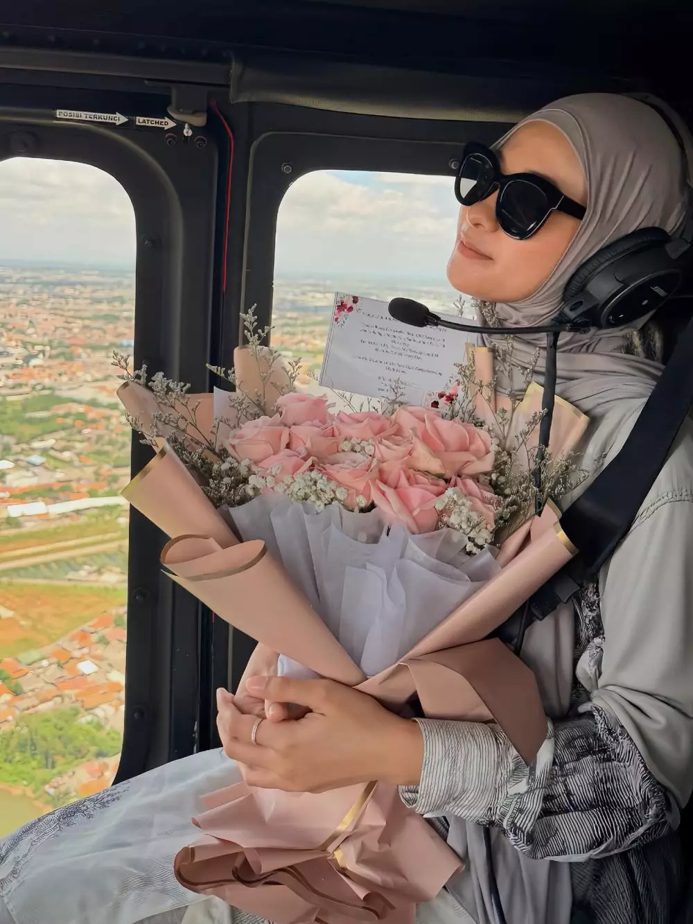 Poppy Bunga dapat kejutan ultah pernikahan © Instagram Poppy Bunga dapat kejutan ultah pernikahan © Instagram
