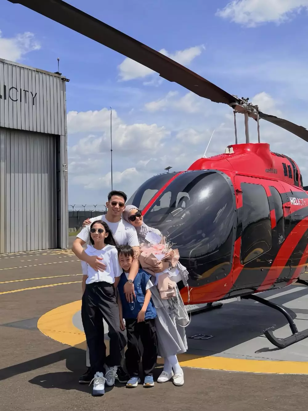 Poppy Bunga dapat kejutan ultah pernikahan © Instagram Poppy Bunga dapat kejutan ultah pernikahan © Instagram