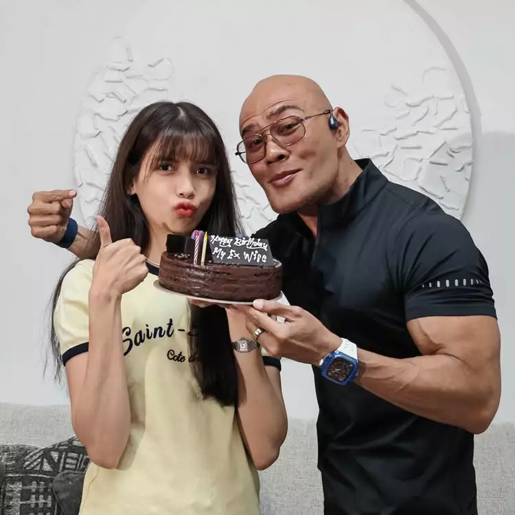 Momen Deddy Corbuzier beri kue ulang tahun untuk Sabrina Chairunnisa © 2025 brilio.net