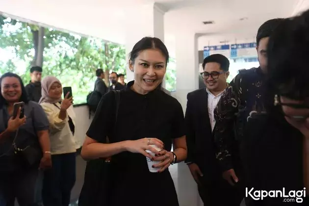 Marissa Anita pakai busana hitam di sidang cerai © 2025 brilio.net Marissa Anita pakai busana hitam di sidang cerai © 2025 brilio.net