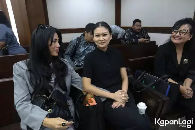 Marissa Anita pakai busana hitam di sidang cerai © 2025 brilio.net Marissa Anita pakai busana hitam di sidang cerai © 2025 brilio.net