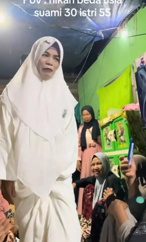 emak 55 tahun dinikahi pria selisih 25 © TikTok emak 55 tahun dinikahi pria selisih 25 © TikTok