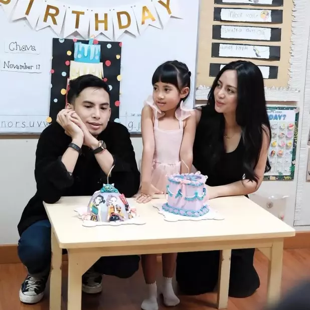 9 Potret Rachel Vennya rayakan ultah Chava di sekolah, reaksi diajak ngobrol Inggris bikin ngakak