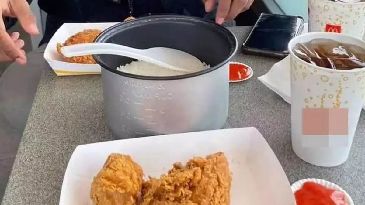 11 Aksi kocak orang nggak mau rugi saat makan, bikin ngakak tapi beneran hemat total