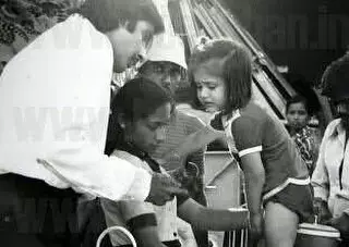 bocah digendong amitabh bachchan © berbagai sumber