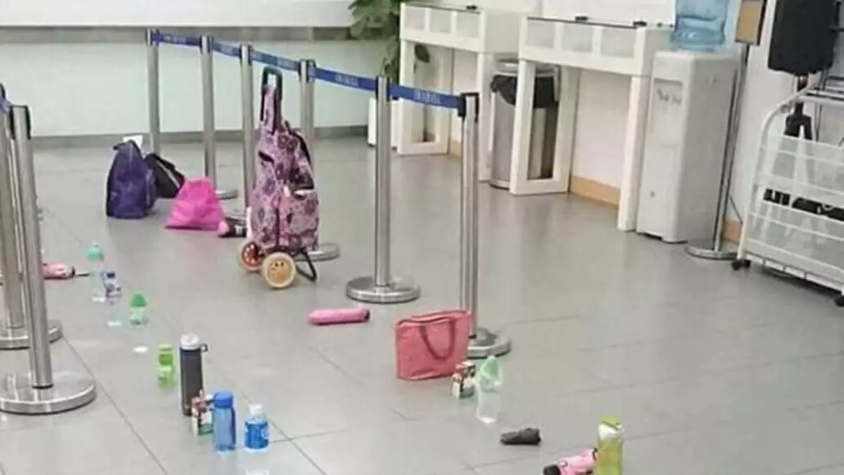 11 Potret kocak saat antre ini bikin geleng kepala, lucunya nggak masuk akal tapi nyata banget