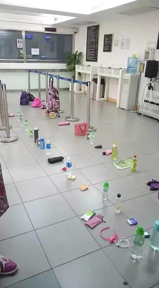 potret lucu orang antre © berbagai sumber