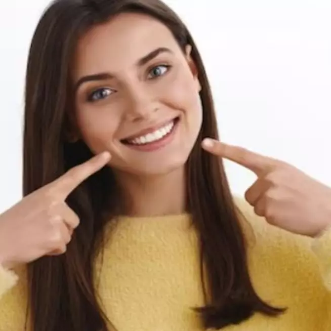 Wajib coba! Trik hilangkan noda kuning gigi tanpa baking soda