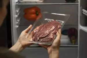 Ingin tahu rahasia daging di freezer lebih awet dan tak cepat berlendir? Kuncinya di 1 jenis daun ini