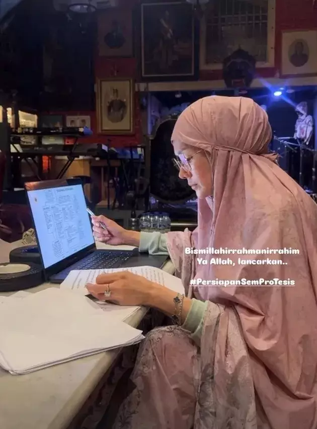 Mulan Jameela seminar thesis untuk S-2 © 2025 Instagram