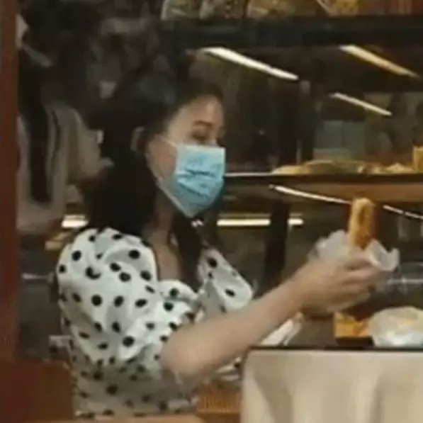 Kelakuannya bikin geleng kepala, 11 potret cewek saat makan ini beneran nggak masuk akal tapi ngakak