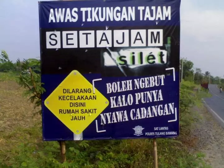 tulisan nyeleneh hati hati di jalan © berbagai sumber tulisan nyeleneh hati hati di jalan © berbagai sumber