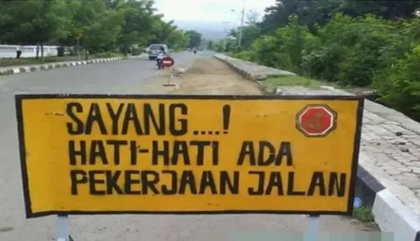 tulisan nyeleneh hati hati di jalan © berbagai sumber tulisan nyeleneh hati hati di jalan © berbagai sumber