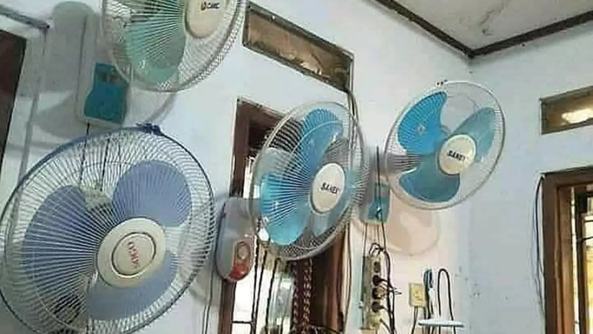 10 Potret benda dipasang kelewat banyak, dari kipas sampai cctv bikin geleng kepala