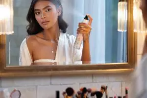 10 Rekomendasi setting spray terbaik, makeup tahan seharian tanpa crack