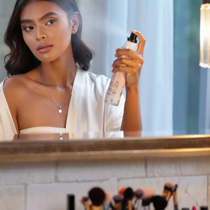 10 Rekomendasi setting spray terbaik, makeup tahan seharian tanpa crack