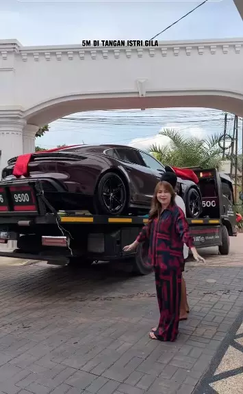 wanita ini pamer beli mobil Rp5 M © TikTok