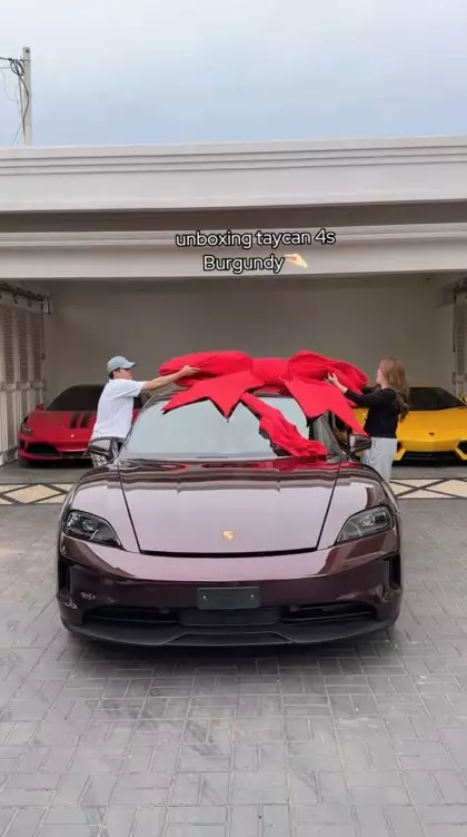 wanita ini pamer beli mobil Rp5 M © TikTok