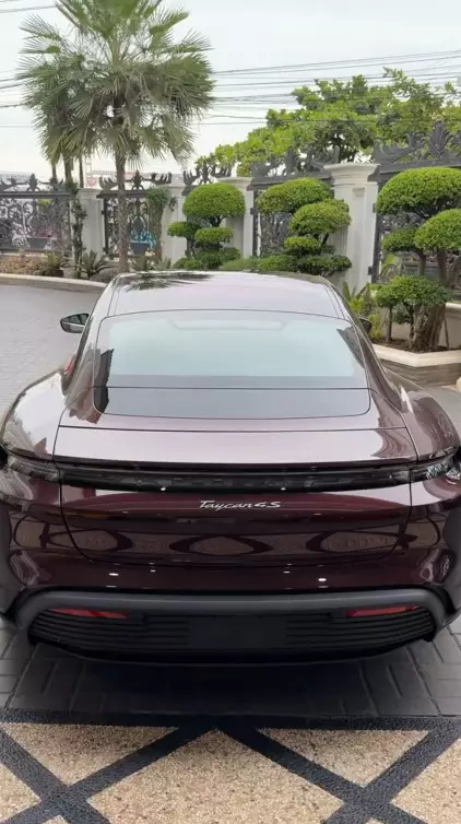 wanita ini pamer beli mobil Rp5 M © TikTok