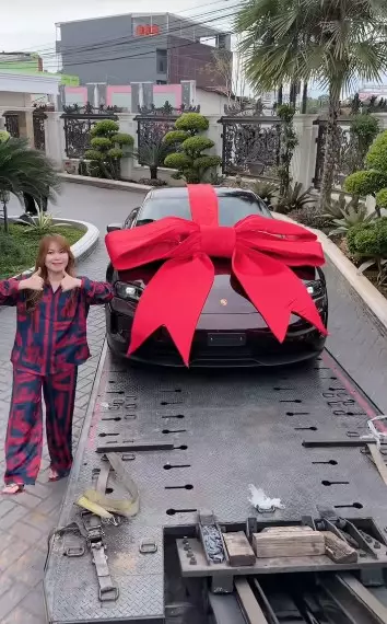 wanita ini pamer beli mobil Rp5 M © TikTok