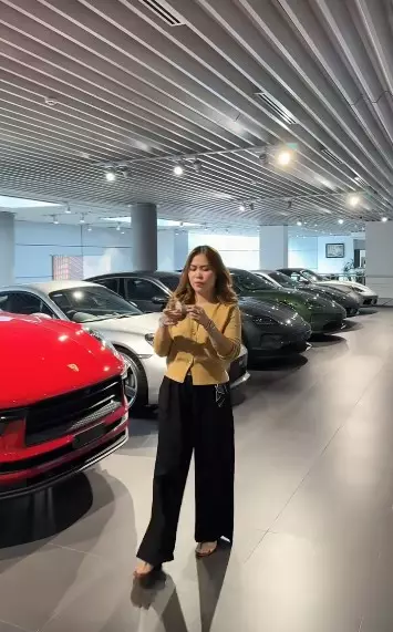wanita ini pamer beli mobil Rp5 M © TikTok