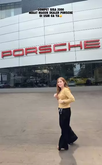 wanita ini pamer beli mobil Rp5 M © TikTok